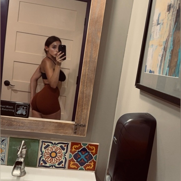 FIRST LIVE SHOW Friday 12/5 @10AM EST ☺️ Amazing deals and all brand name items! - Picture 3 of 5